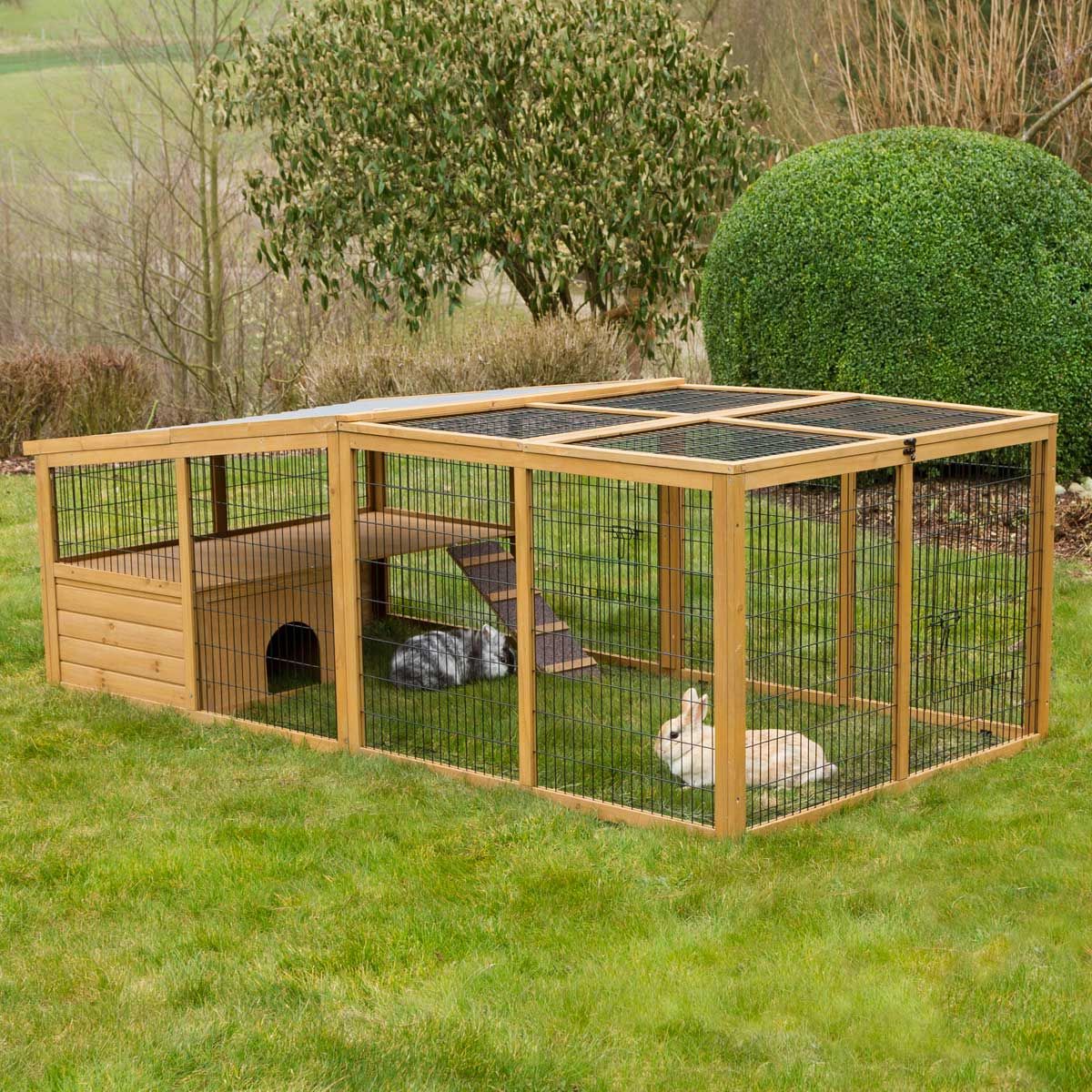 Enclos avec barrière anti-fugue en bois